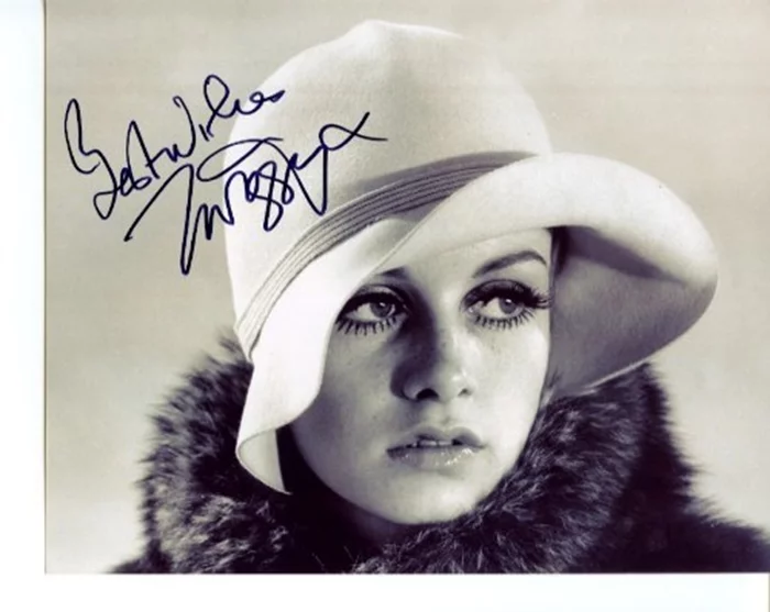 Twiggy Lawson autograph