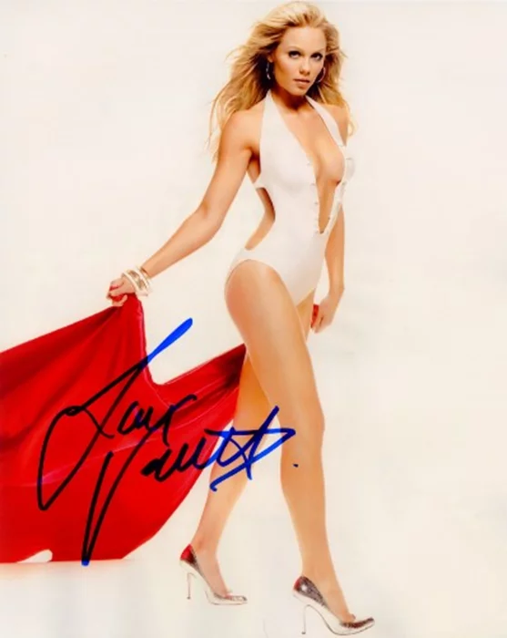 Laura Vandervoort autograph