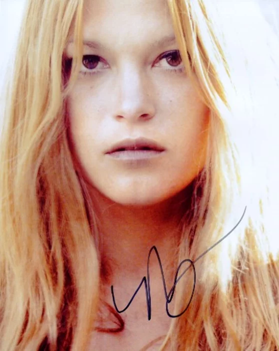 Nicki Aycox autograph