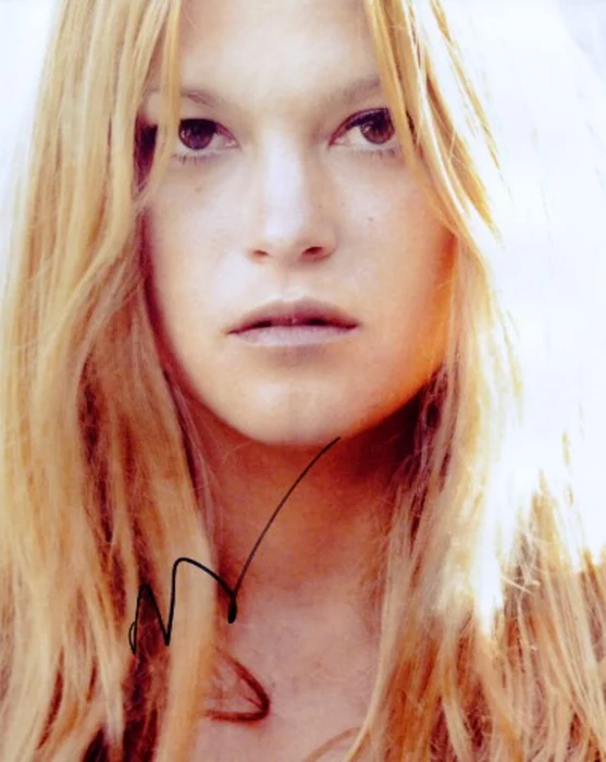 Nicki Aycox autograph