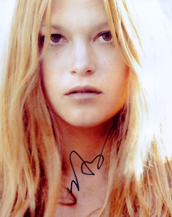 Nicki Aycox autograph