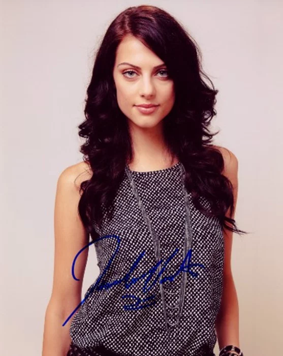 Julia Voth autograph