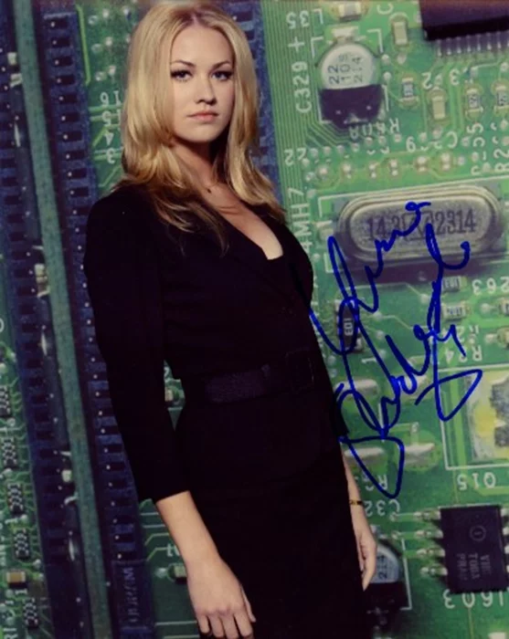 Yvonne Strahovski autograph