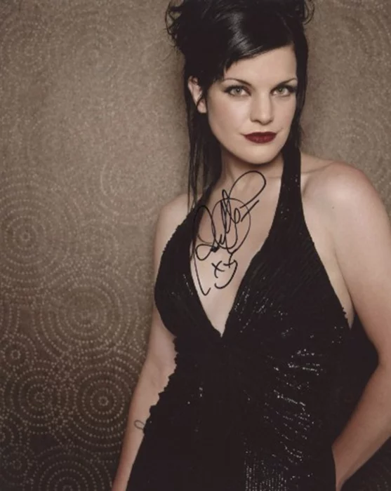 Pauley Perrette autograph