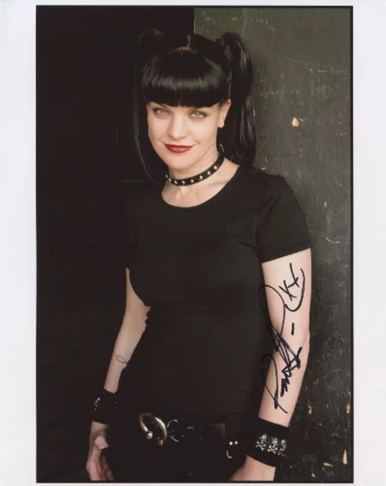 Pauley Perrette autograph
