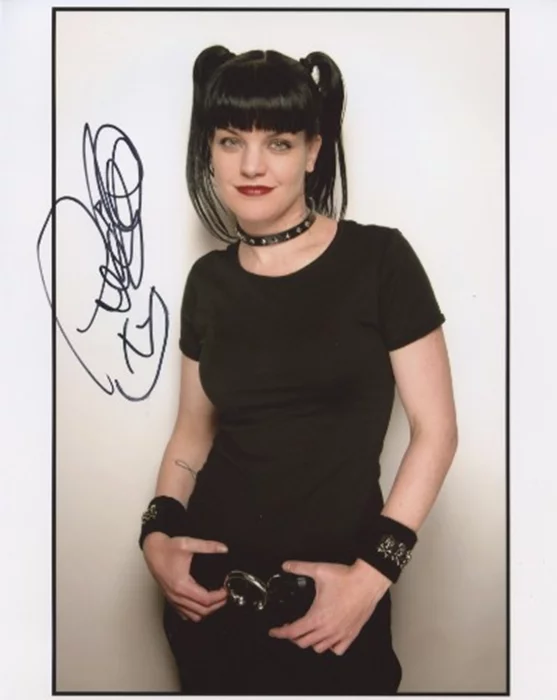 Pauley Perrette autograph