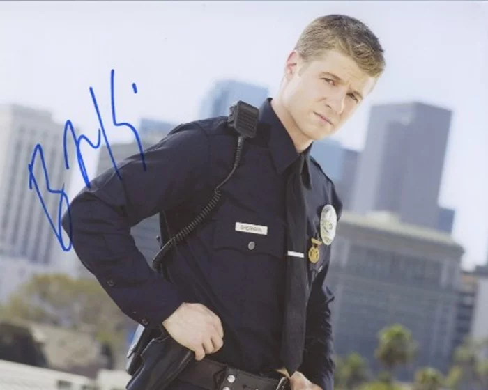 Benjamin McKenzie autograph