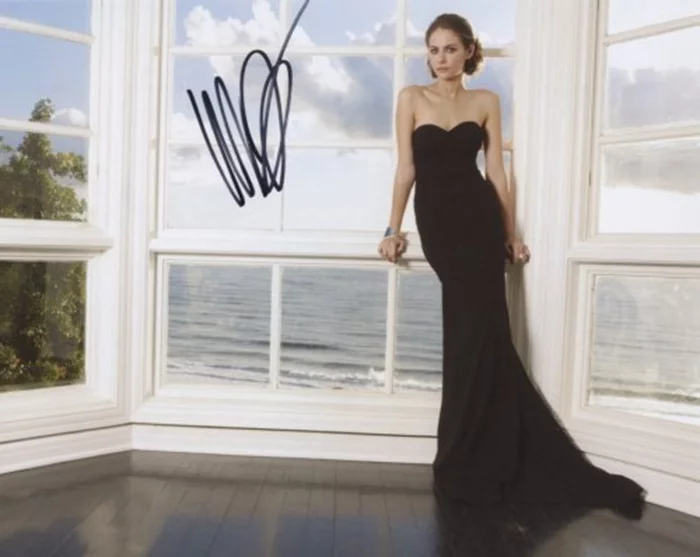Willa Holland autograph