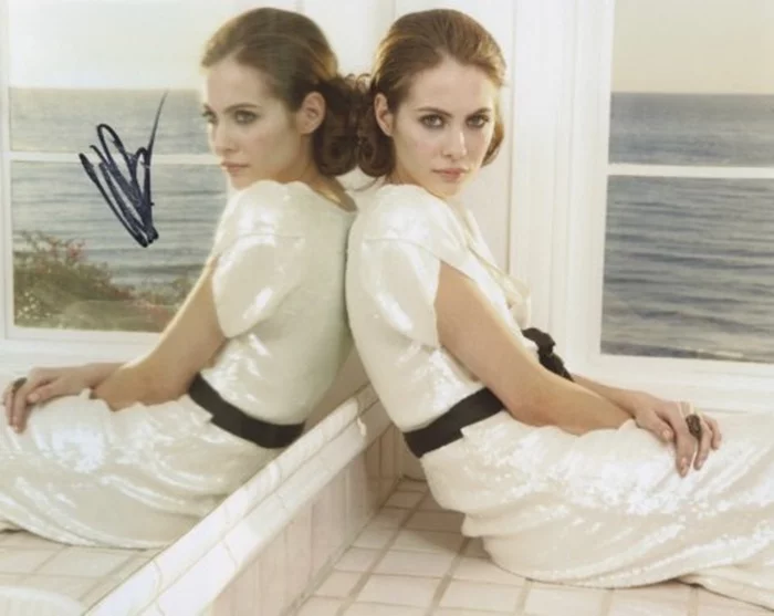 Willa Holland autograph