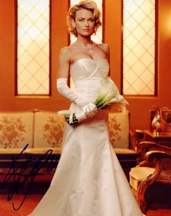 Kelly Carlson autograph