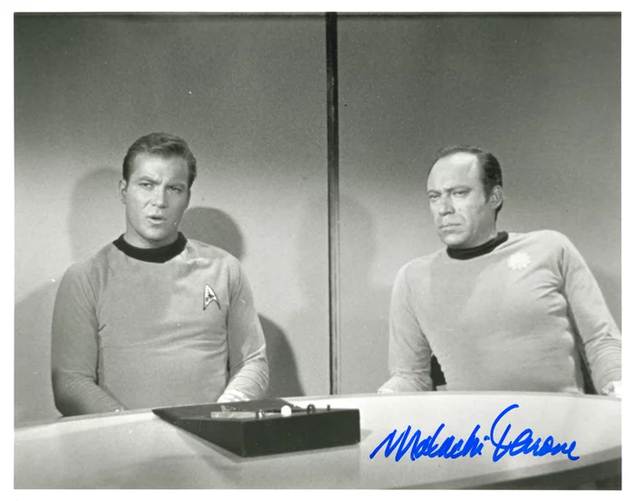 Malachi Throne autograph