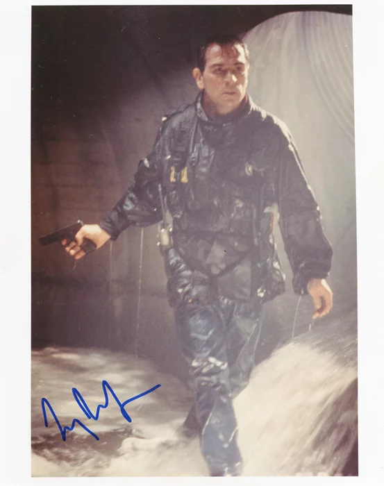 Tommy Lee Jones autograph