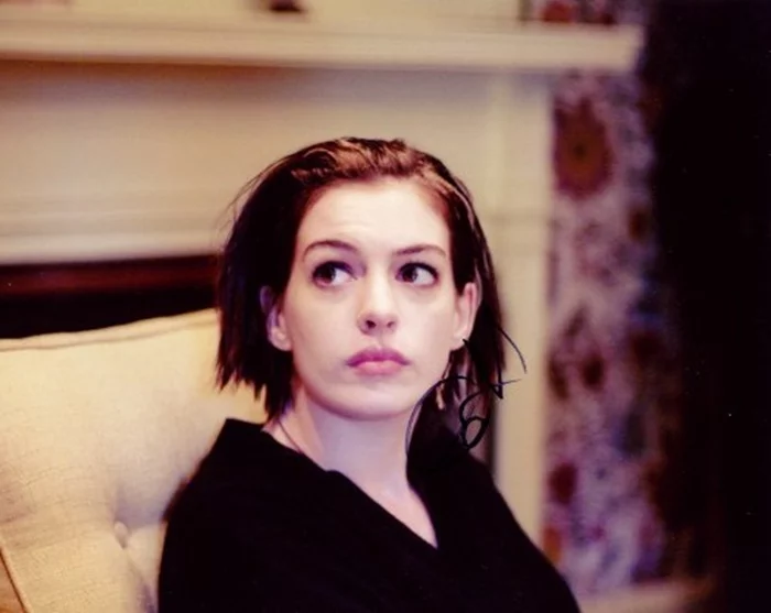 Anne Hathaway autograph