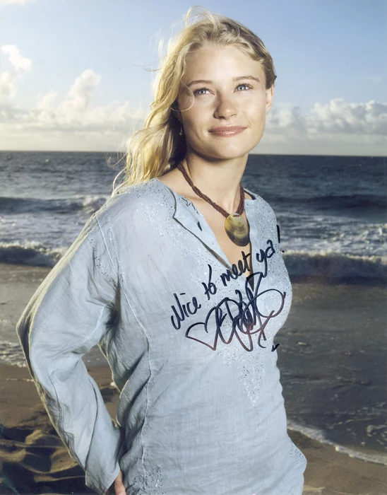 Emilie de Ravin autograph