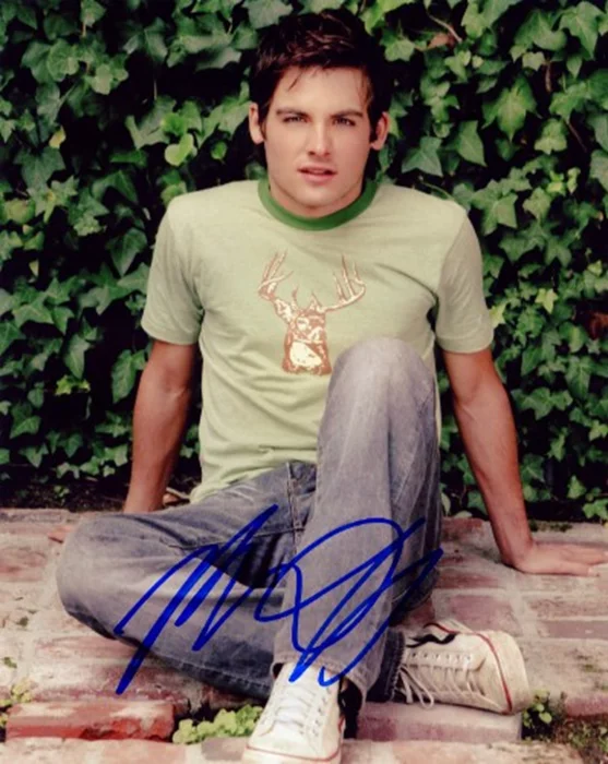 Kevin Zegers autograph