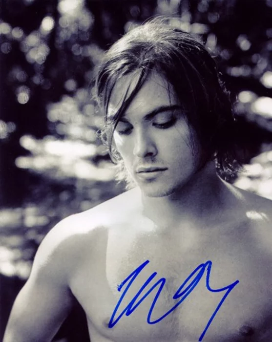 Kevin Zegers autograph