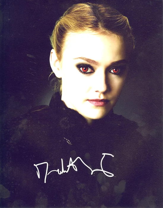Dakota Fanning autograph
