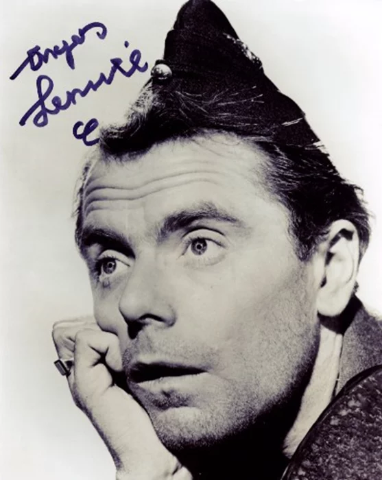 Angus Lennie autograph