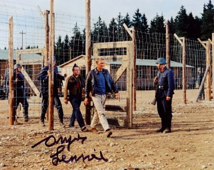 Angus Lennie autograph