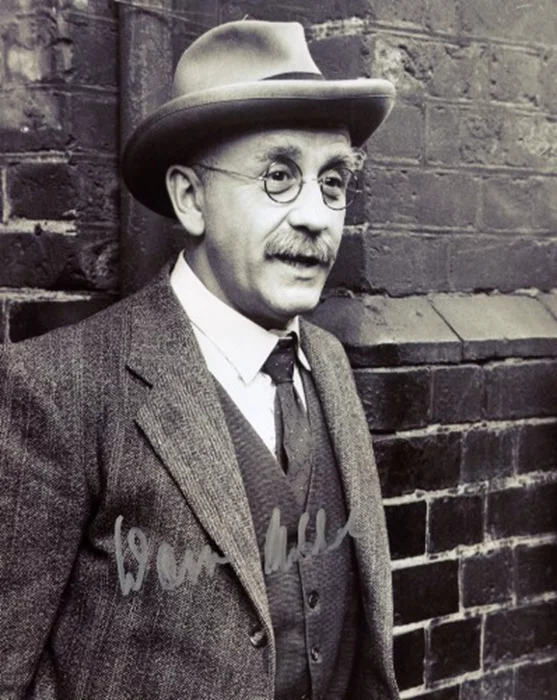Warren Mitchell autograph