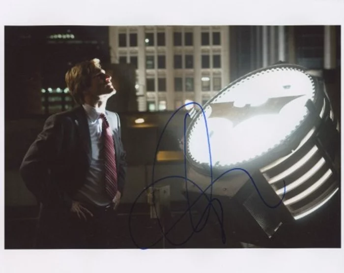 Aaron Eckhart autograph