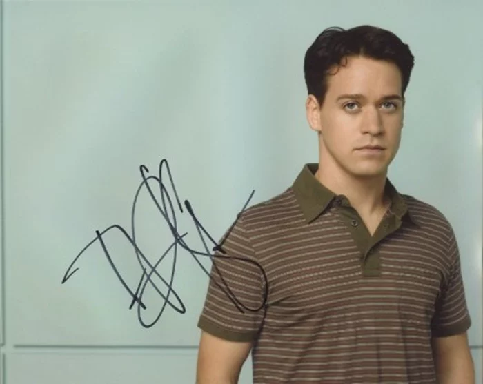 T.R. Knight autograph