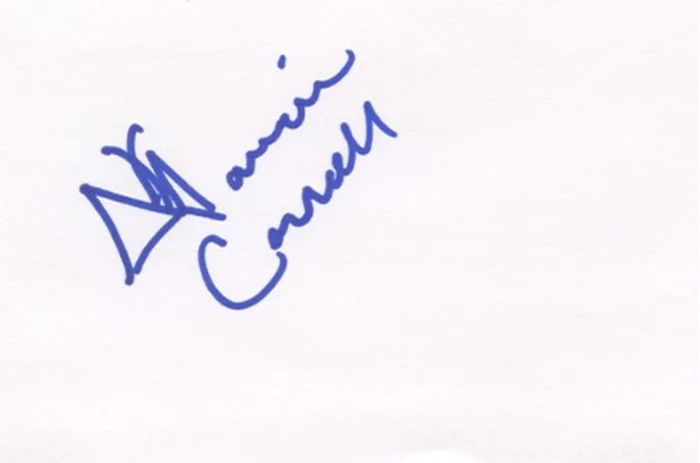 Madeline Carroll autograph