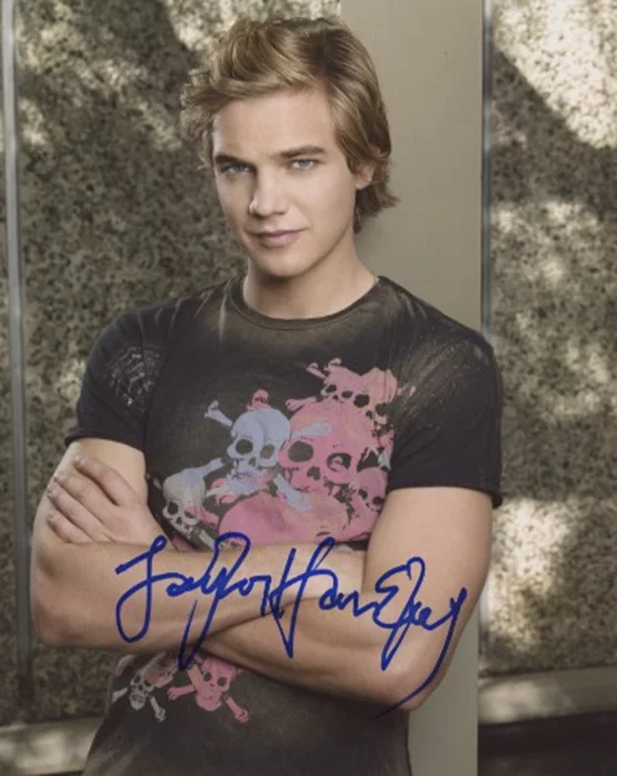 Taylor Handley autograph
