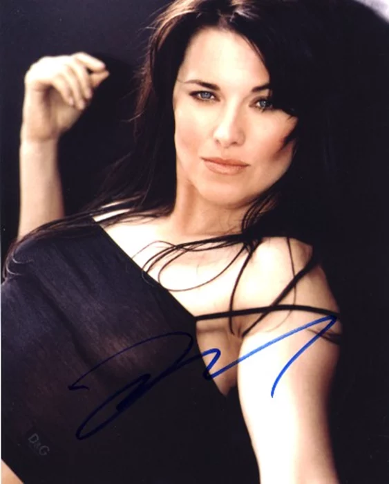 Lucy Lawless autograph