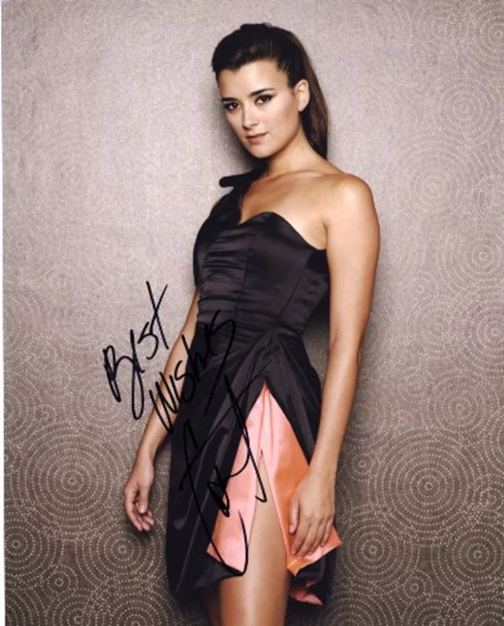 Cote de Pablo autograph