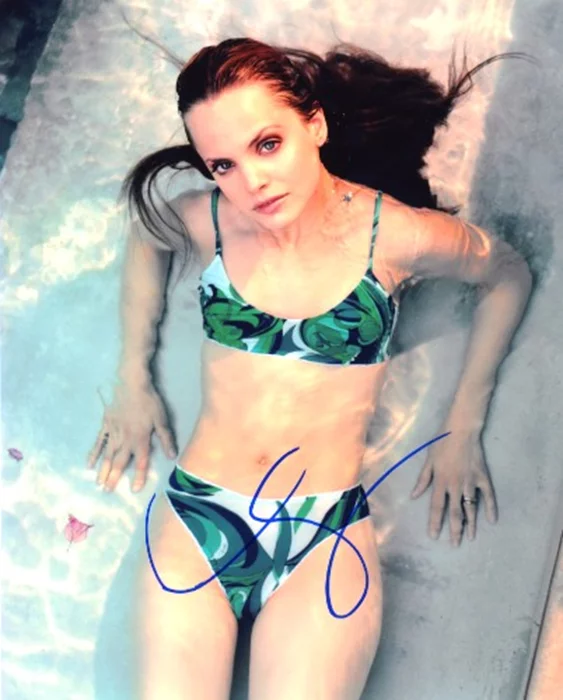 Mena Suvari autograph