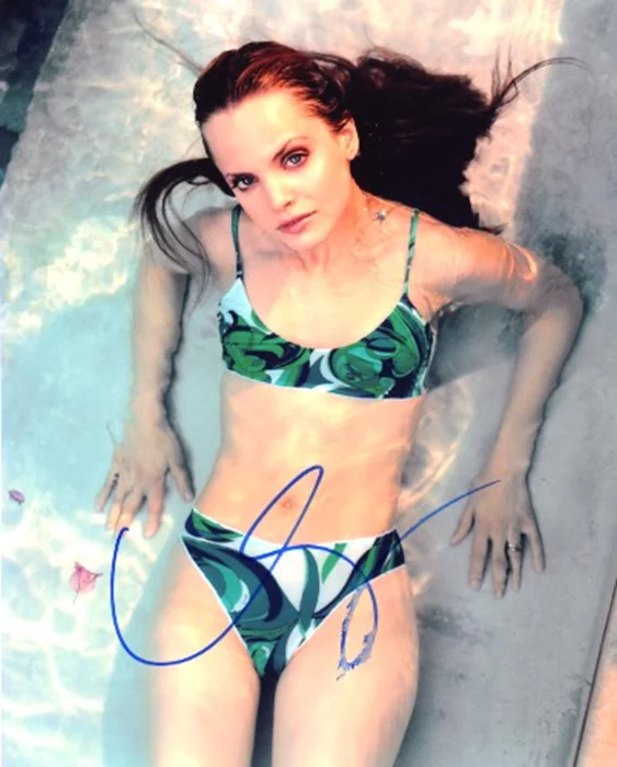 Mena Suvari autograph