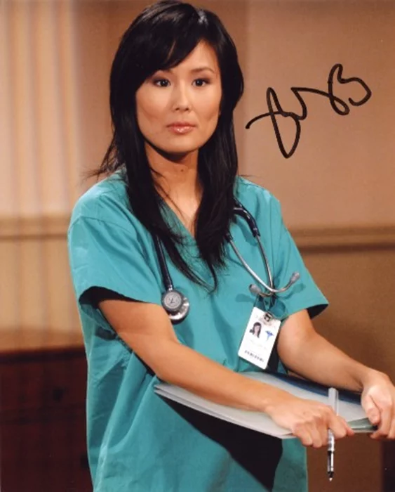 Minae Noji autograph