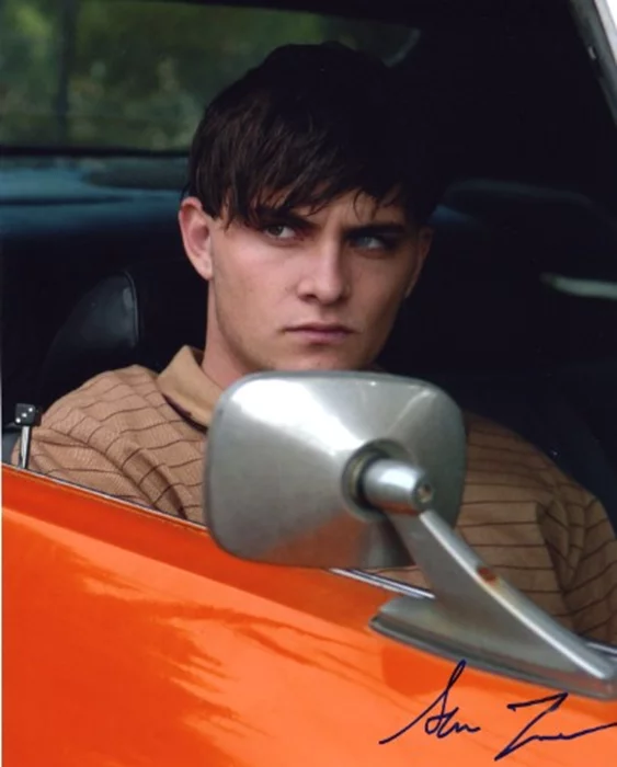 Shiloh Fernandez autograph