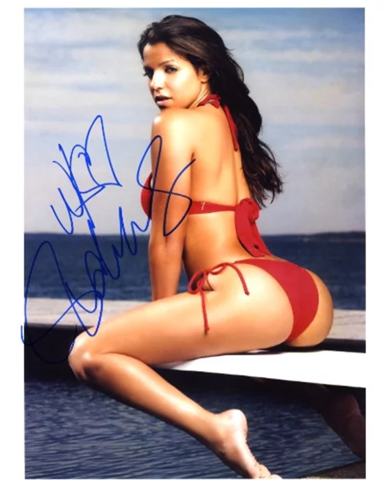 Vida Guerra autograph