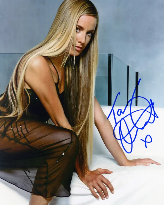 Tamzin Outhwaite autograph