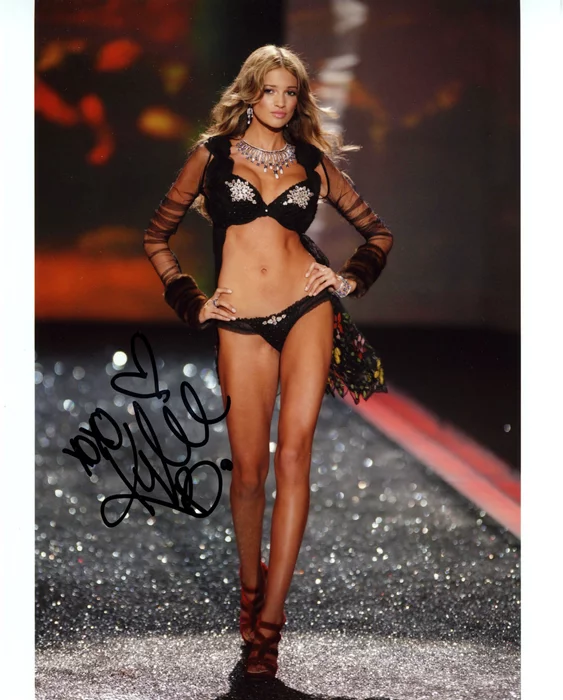 Kylie Bisutti autograph