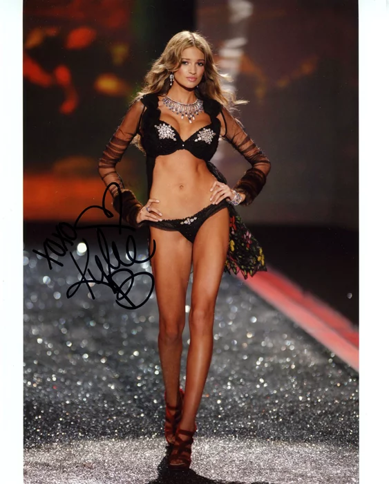 Kylie Bisutti autograph