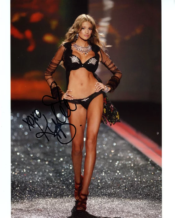 Kylie Bisutti autograph