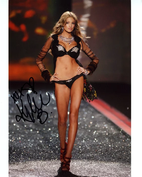 Kylie Bisutti autograph