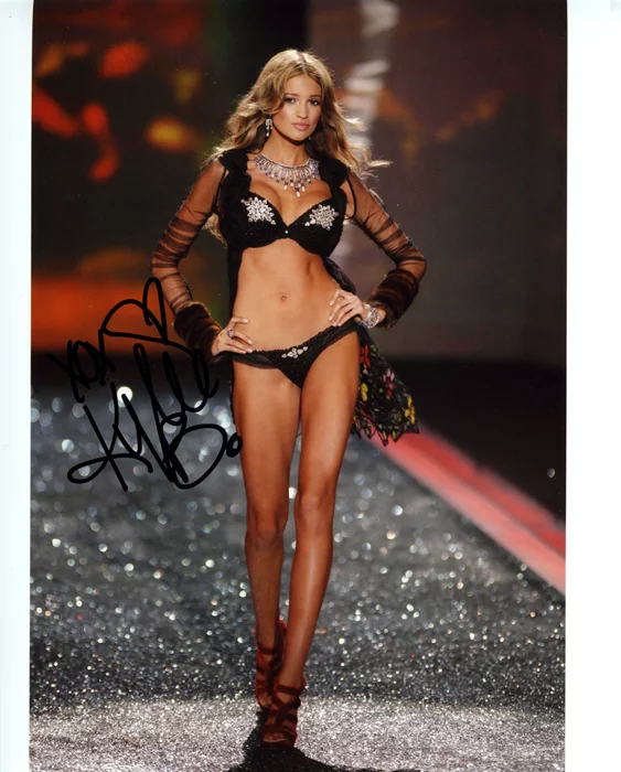 Kylie Bisutti autograph