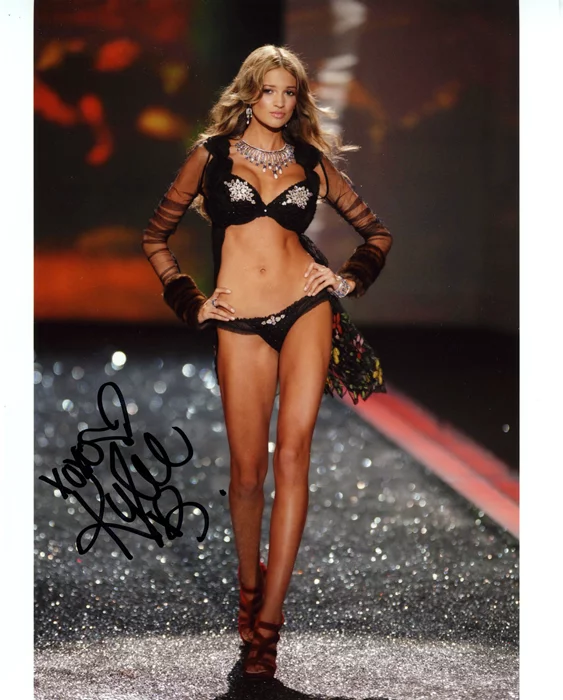 Kylie Bisutti autograph
