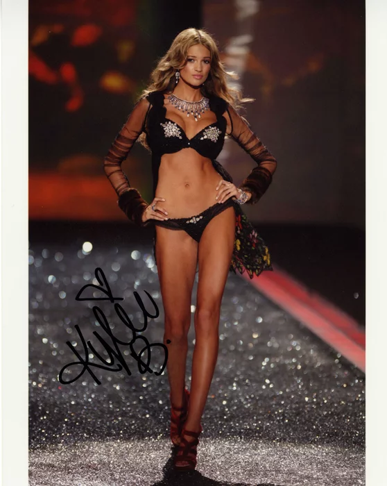 Kylie Bisutti autograph