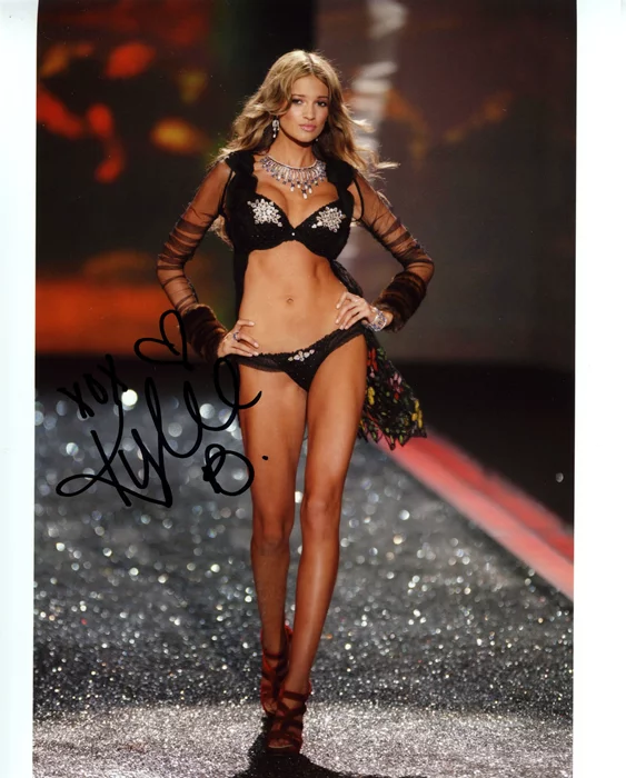 Kylie Bisutti autograph