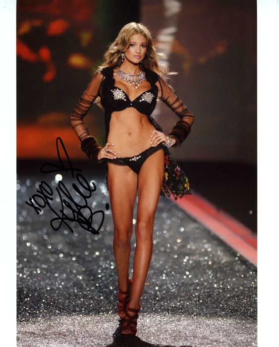 Kylie Bisutti autograph