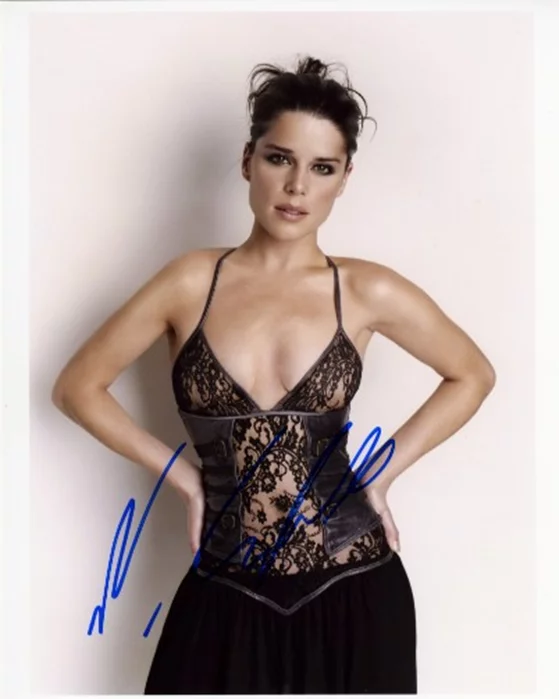 Neve Campbell autograph