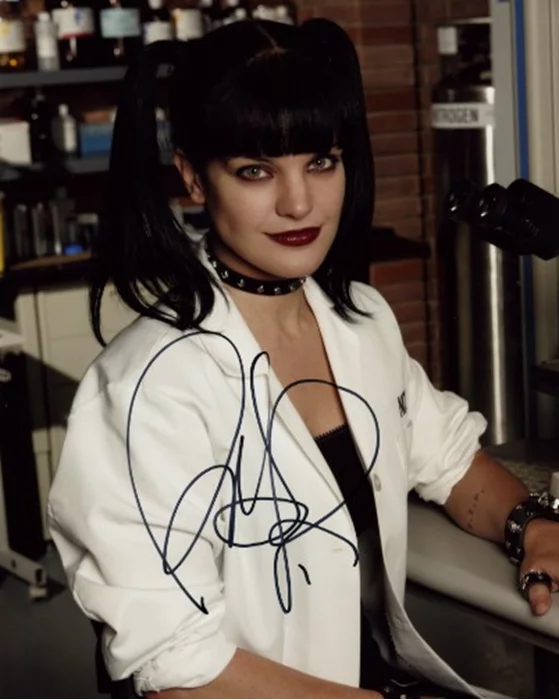 Pauley Perrette autograph
