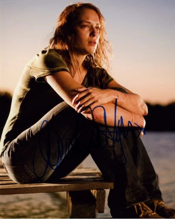 Amanda Righetti autograph