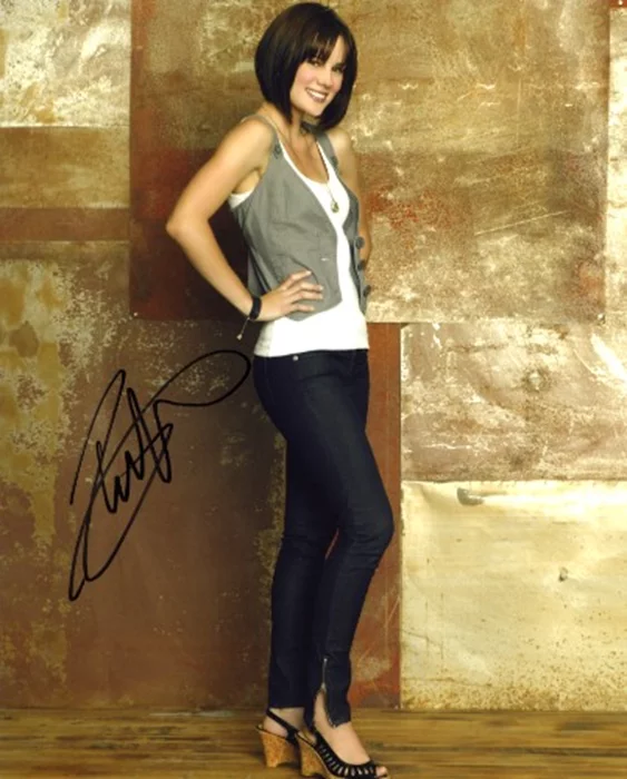 Chelsea Hobbs autograph
