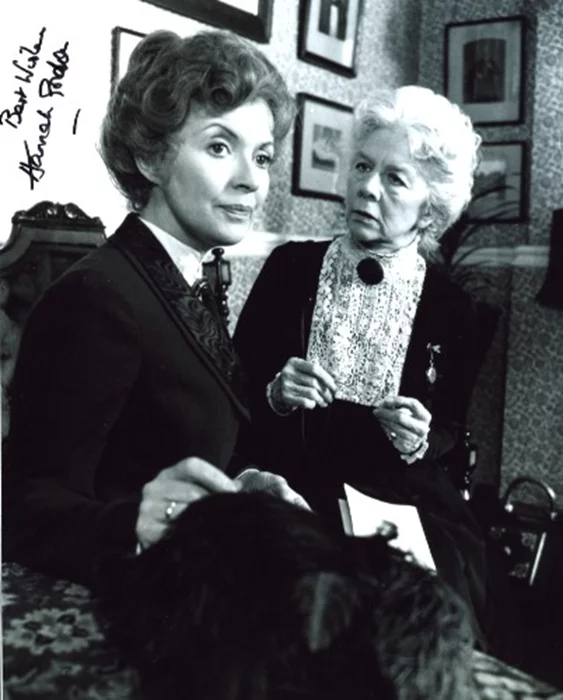 Hannah Gordon autograph